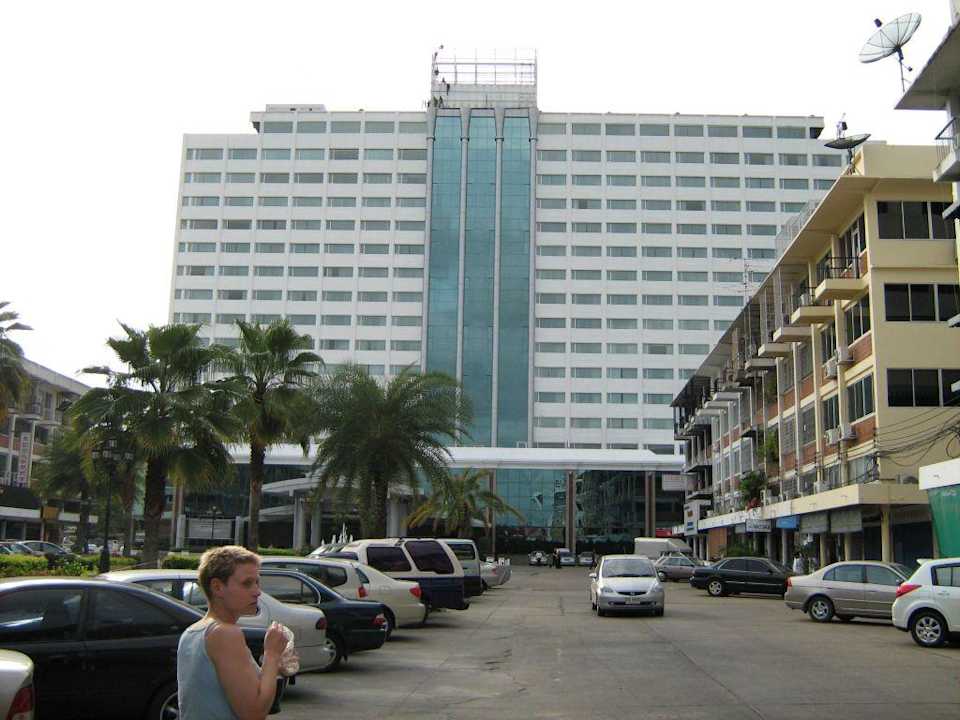 Das Hotel von vorne Ramada Plaza by Wyndham Bangkok Menam Riverside
