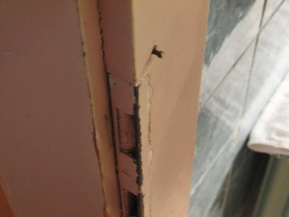 Nagel im Türrahmen Ferienhotel Alber