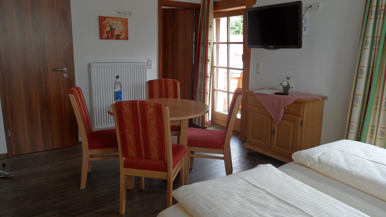 Kleine Sitzecke mit Flachbild-TV Hotel Alpspitz Grainau