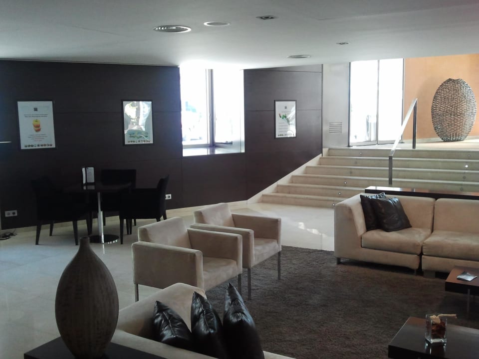 Eingangsbereich mit Sitzmöglichkeiten Hotel Zenit Lisboa