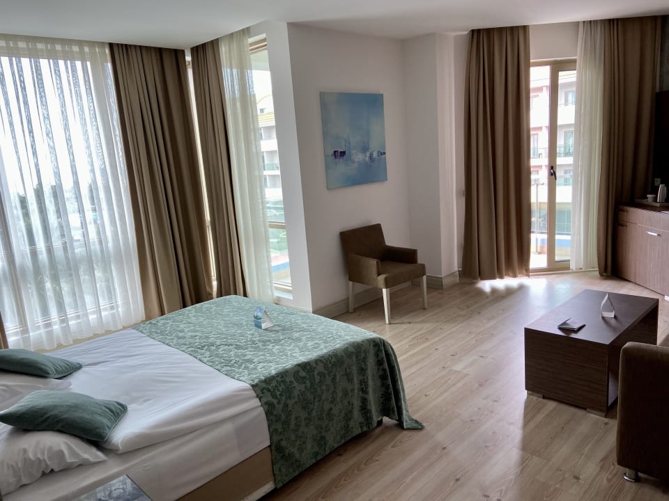 Zimmer Port Side Resort Hotel