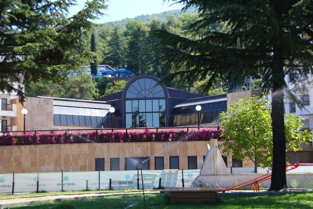 Widok z plazy na hotel Hotel Sileks