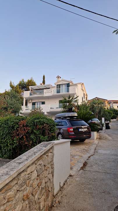 Außenansicht Apartment in Arbanija with sea view, terrace, air conditioning, WiFi 5139-3