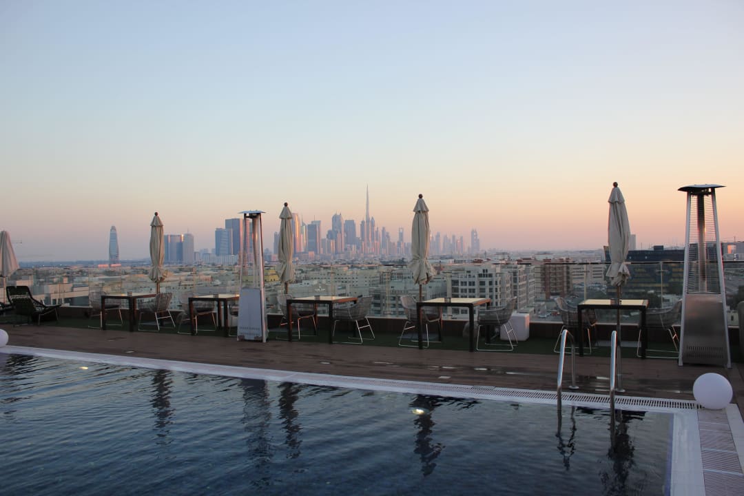 Pool mit Ausblick The Canvas Hotel Dubai MGallery By Sofitel
