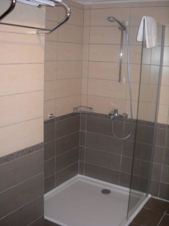 Dusche im geräumigen Badezimmer Side Prenses Resort & Spa