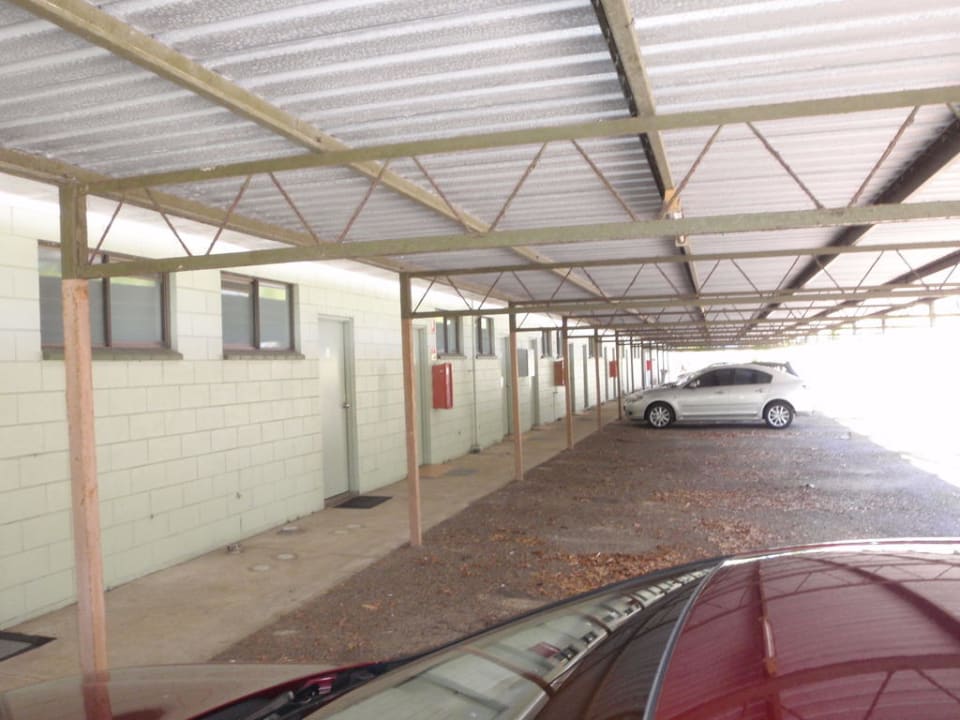 Zimmertüre an Zimmertüre mit Parkpaltz davor Hotel Kondari Resort