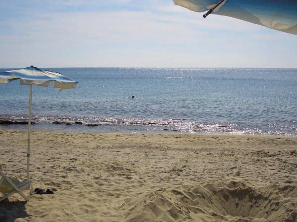 Strand sehr steinig Villaggio Baia d'Ercole