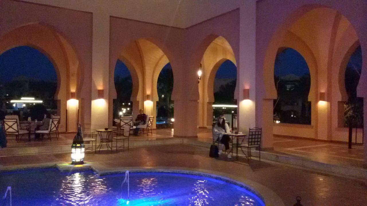 Relaxplatz im vor dem Hauptgebäude Steigenberger Coraya Beach - Adults only