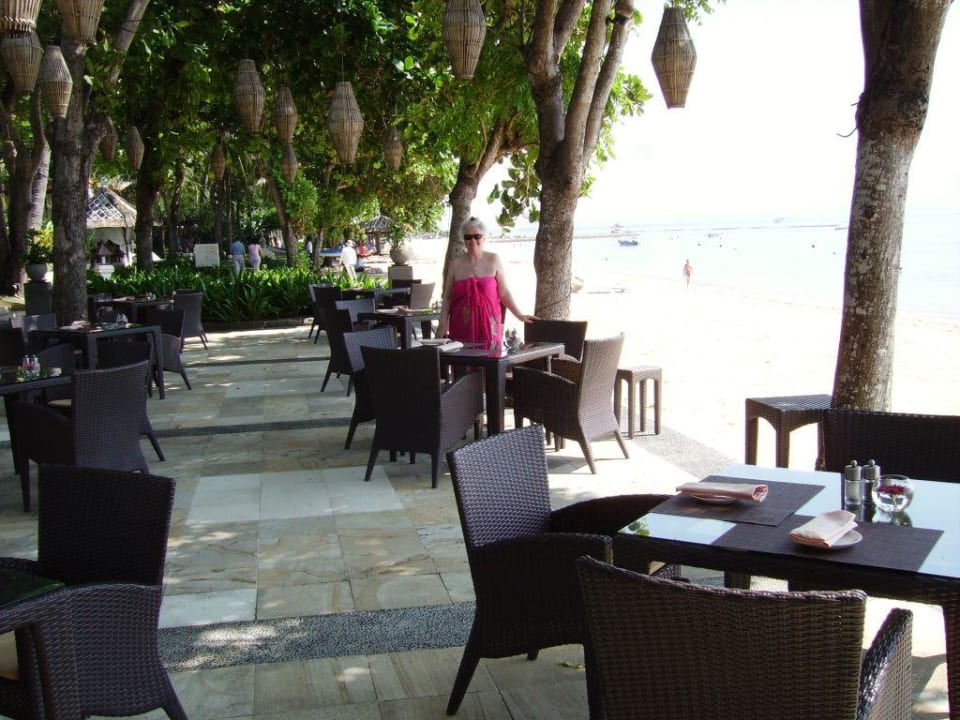 Essplätze des Ocean Terrace am Strand The Laguna A Luxury Collection Resort & Spa