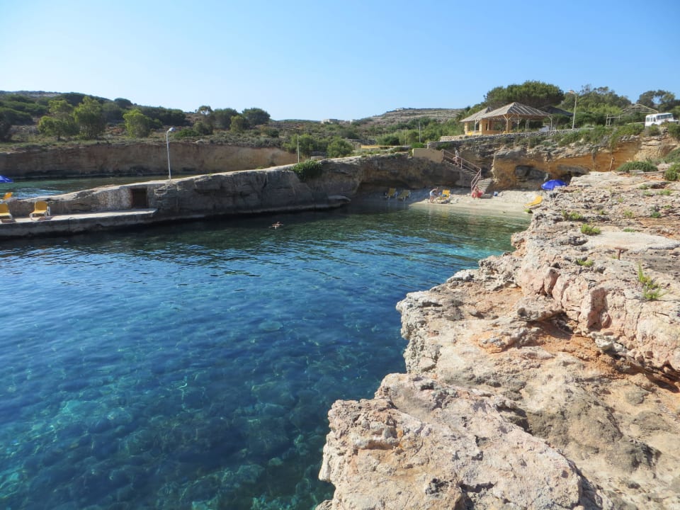 Blick vom Pool auf den Strand Comino Hotel & Bungalows