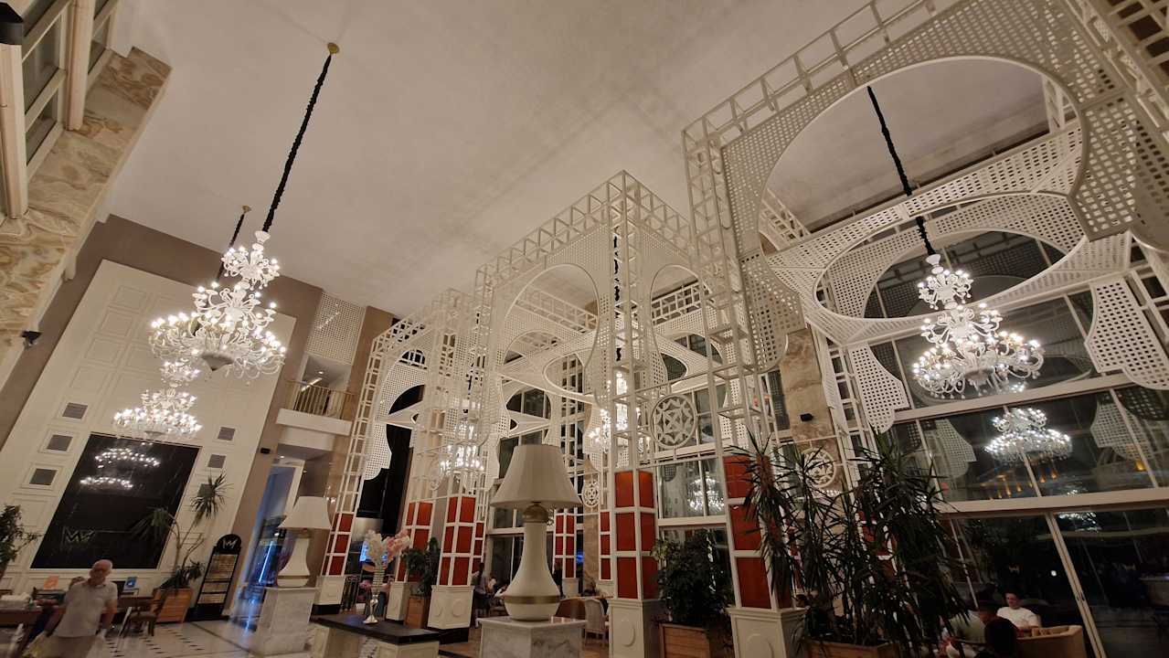 Lobby Well Palace Side