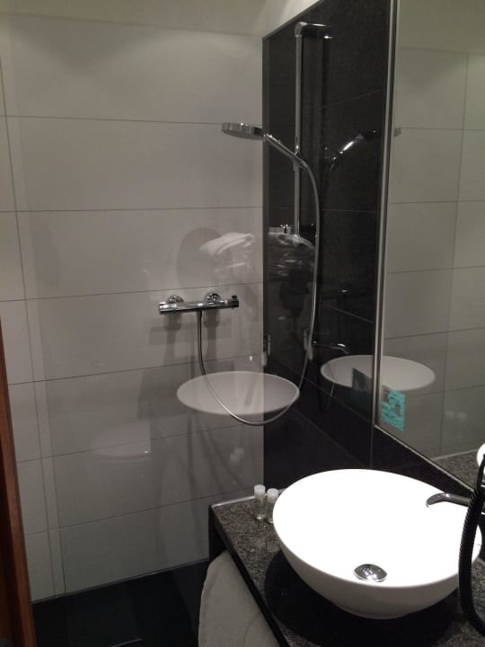 Blick auf Waschtisch und Dusche Motel One München-Campus