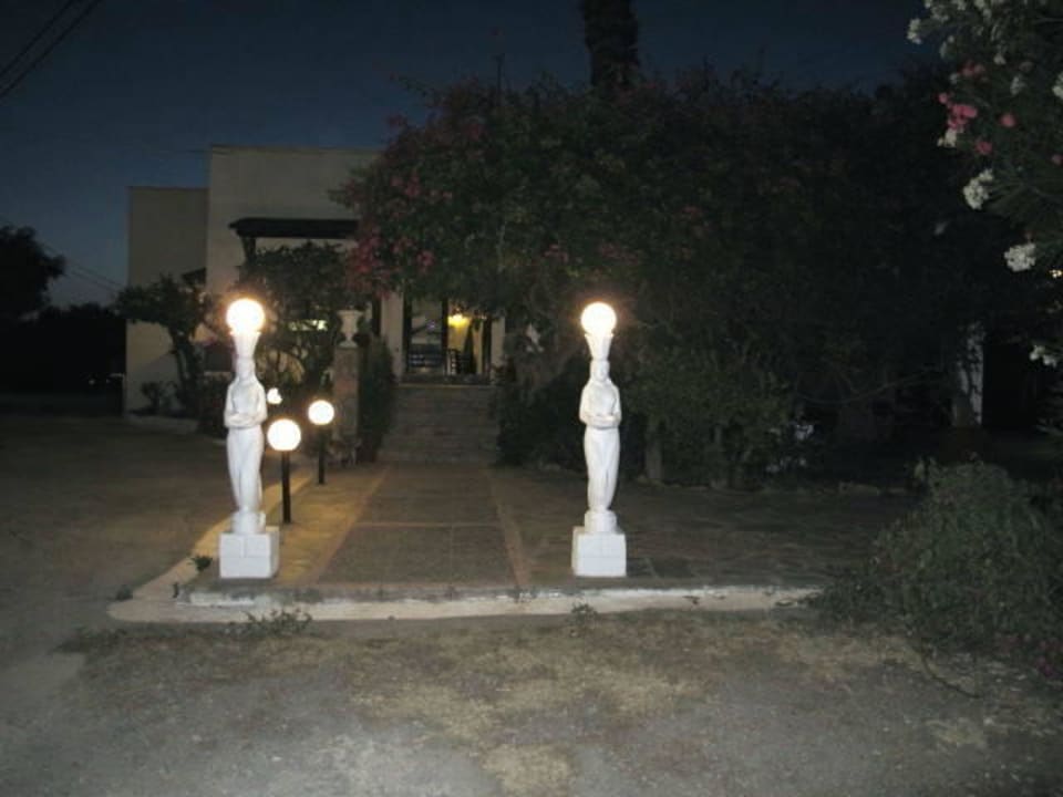 Hoteleingang in der Nacht Hotel Marina Village