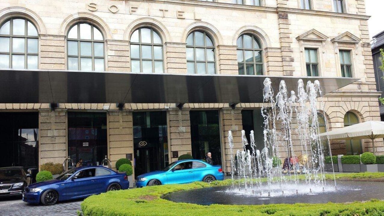 Einfahrt zum Hotel Sofitel Munich Bayerpost Hotel
