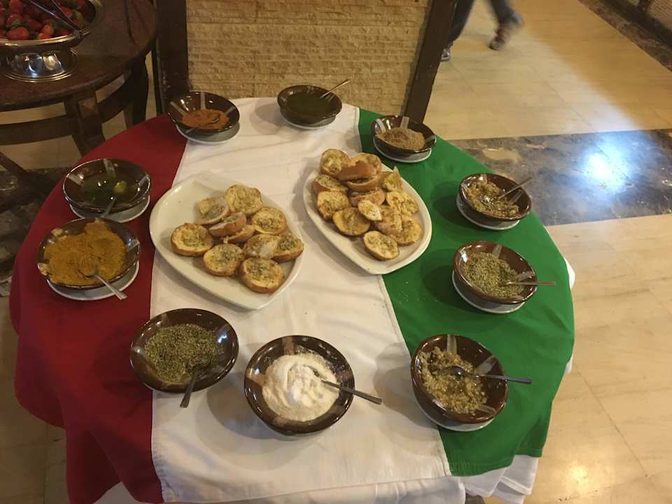 Lecker Knoblauchbrot mit Gewürzen im La Casa Pickalbatros Alf Leila Wa Leila Resort - Neverland Hurghada