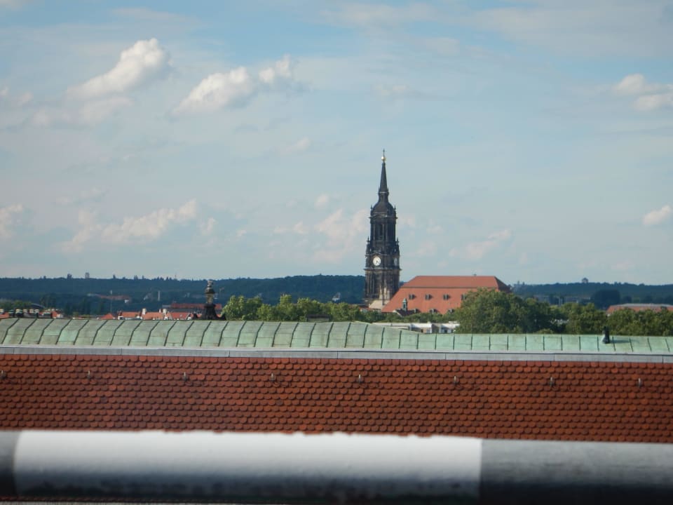 Blick aus Juniorsuite Schlafbereich Hilton Dresden