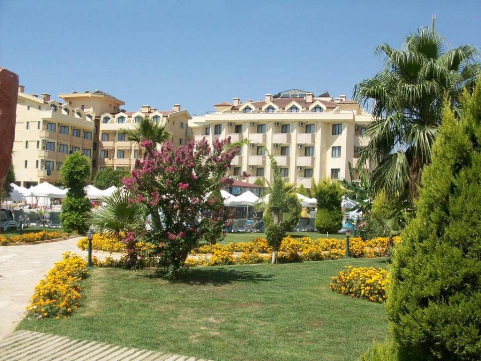 Vom Garten auf das Hotel Grand Seker Hotel