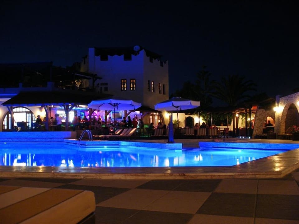 Pool bei Nacht Gaia Garden Hotel