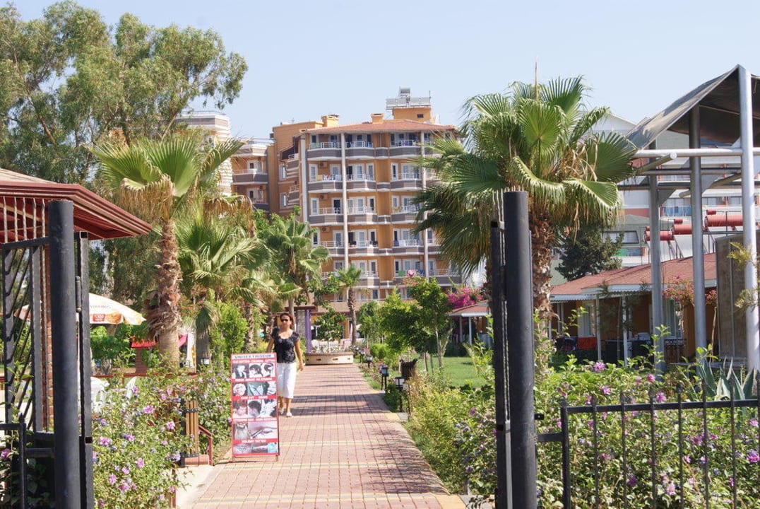 Gartenanlage vom Strand aus gesehen Clover Magic Park Beach Alanya