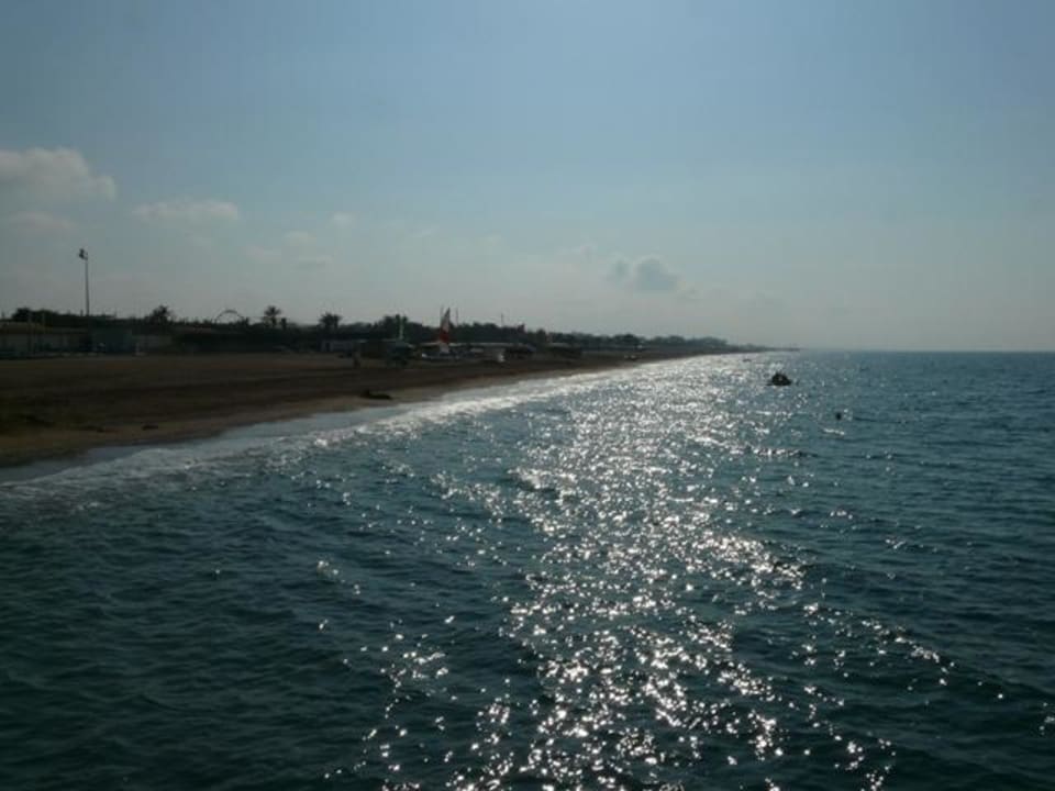 Strand links am Morgen Blue Waters Club