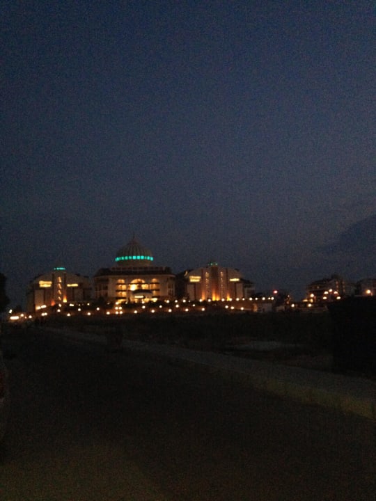 Abendlicher Blick auf das Hotel  Kirman Belazur Resort & Spa