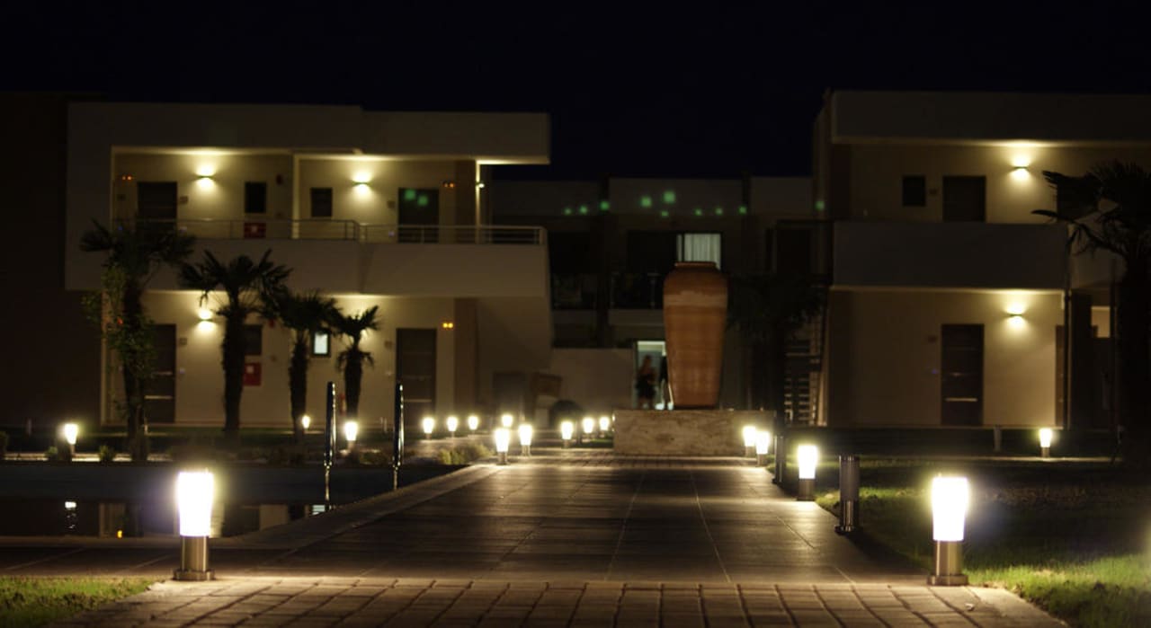 Das Hotel bei Nacht Alea Hotel & Suites