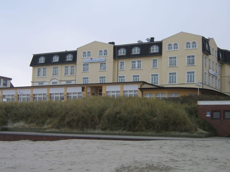 Das Hotel vom Strand aus Strandhotel Gerken