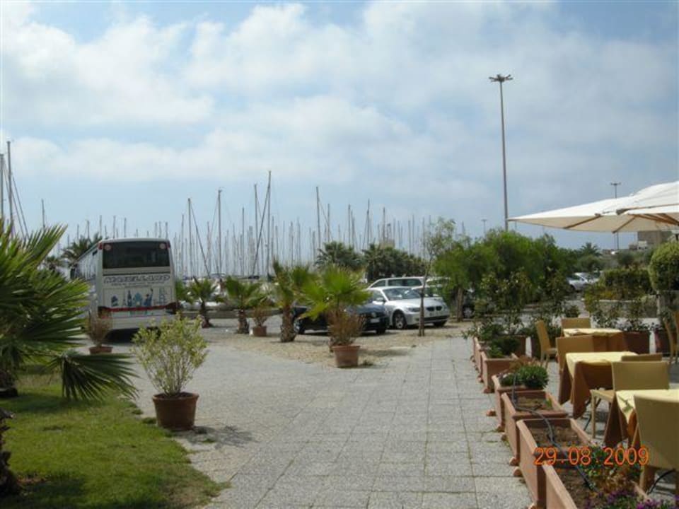 Везде авто опасно! Aregai Marina Hotel & Residence