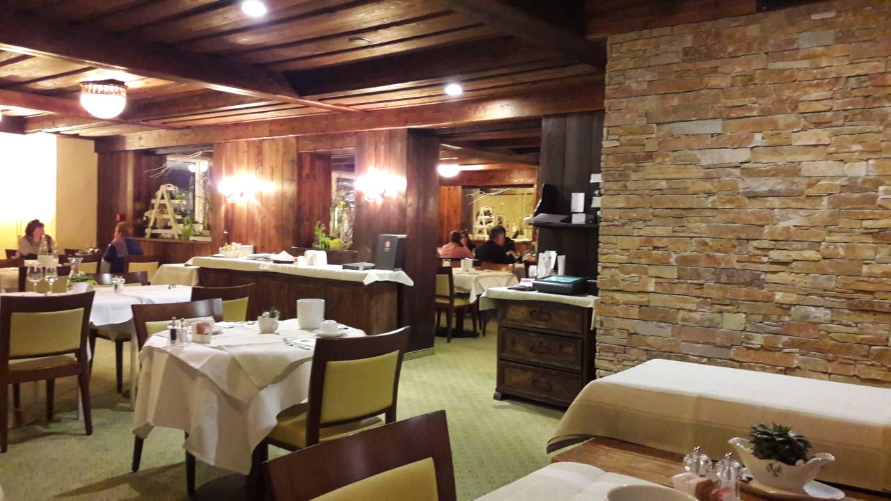 Gediegenes Ambiente im Restaurant Sunstar Hotel Arosa