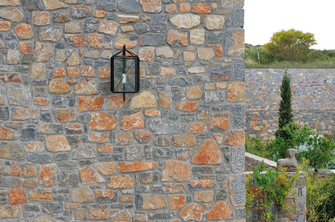 Detail am Eingang AQUILA Elounda Village Hotel
