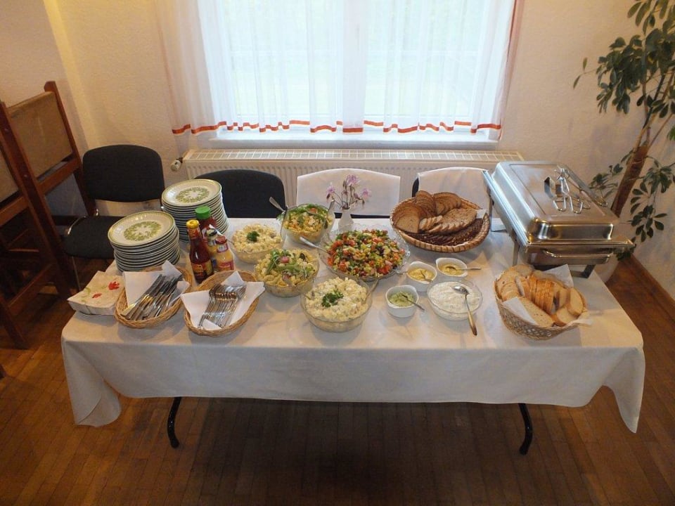 Buffet im Speiseraum des Hauses Hubertushöhe Harz Resort Waldesruh