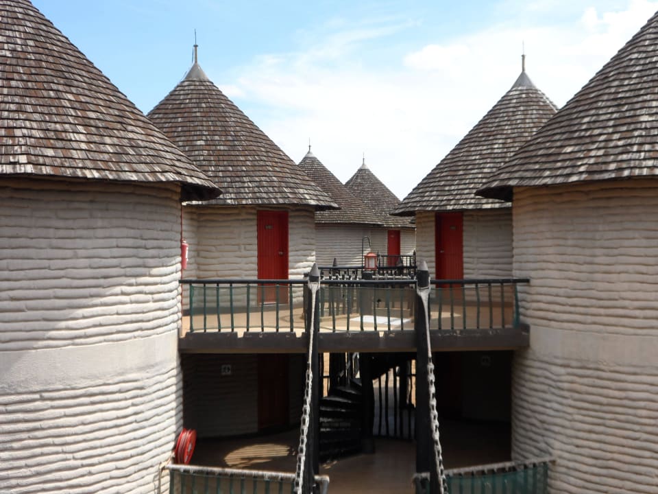 Takimi "mostkami" połączone są budynki Salt Lick Safari Lodge