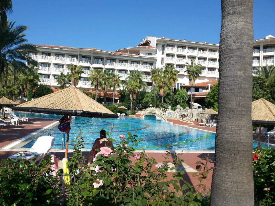 Poolanlage zwischen Hotel und Strand Hotel Defne Garden