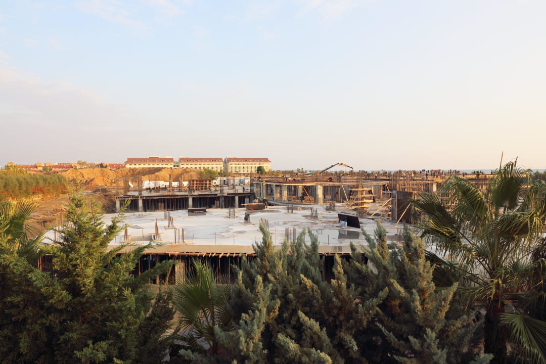 Royal Taj Mahal im Bau, hinten Trendy Verbena Hotel Royal Dragon