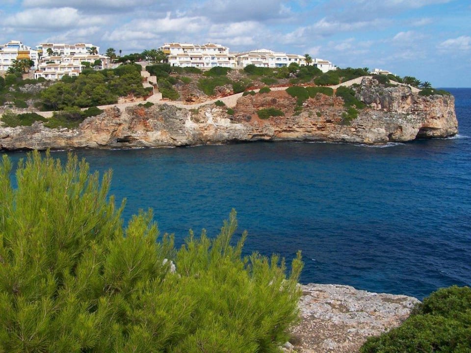 Reina-Fels vom Felsen südlich der Cala Romantica blau punta reina