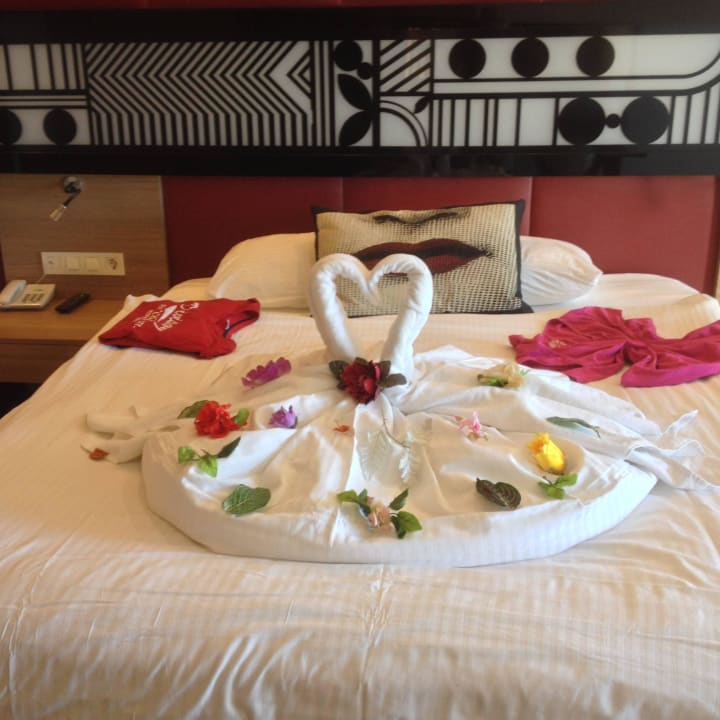 Liebevoll gemachtes Bett Hotel Delphin Imperial
