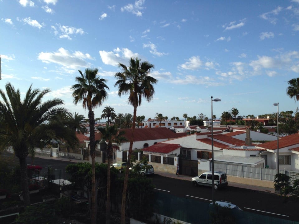 Blick vom Balkon über die Nachbarhäuser zum Meer Maba Playa Apartamentos