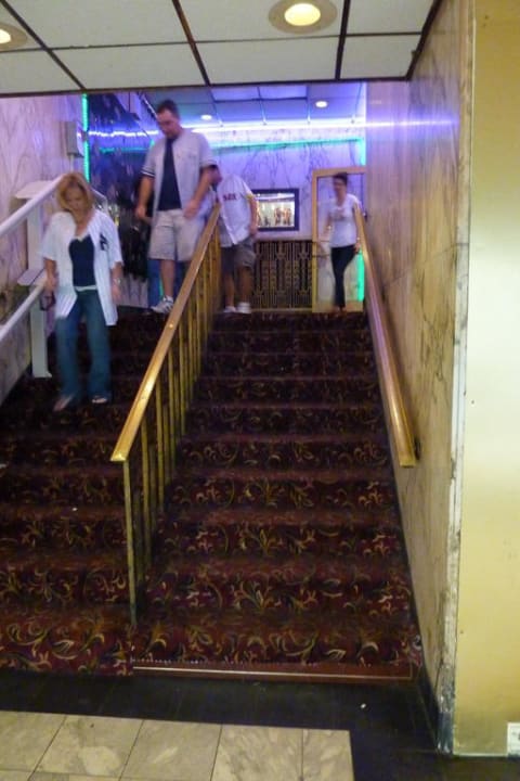 Eingangstreppe mit Rollstuhllift Hotel Carter
