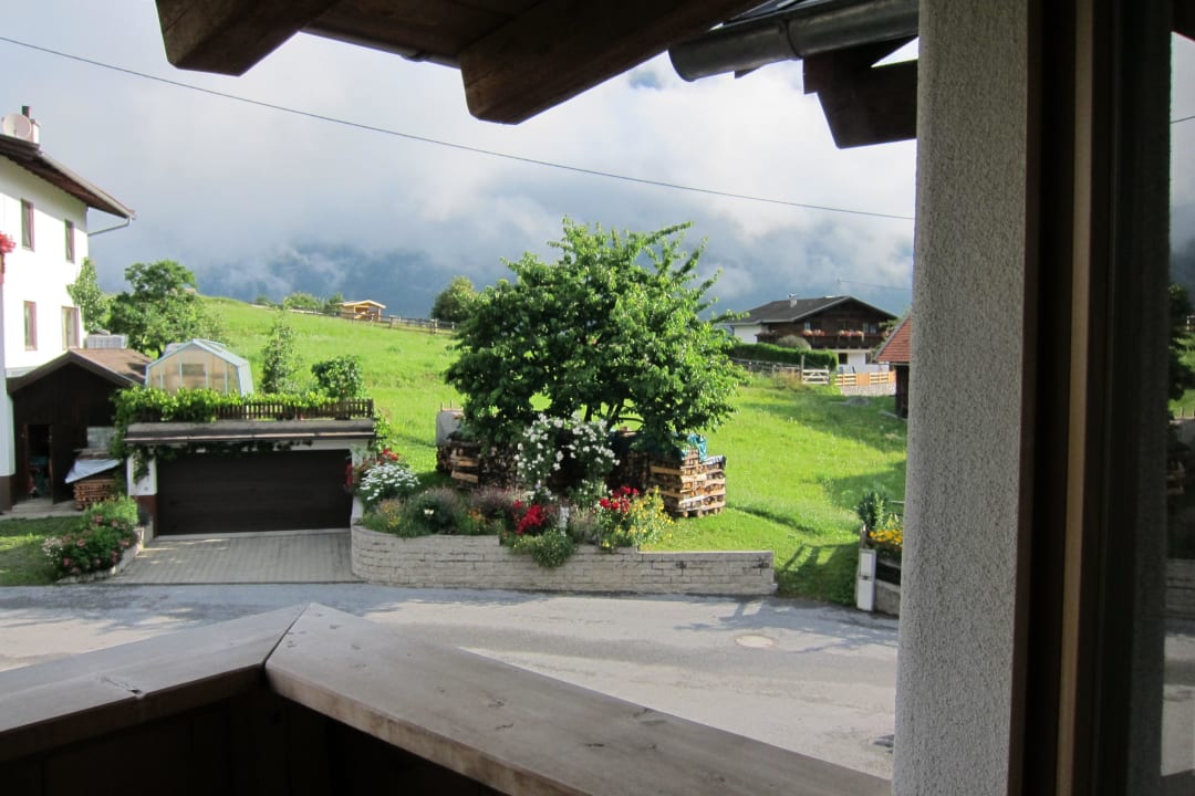 Balkonblick Bauernhof Leneler