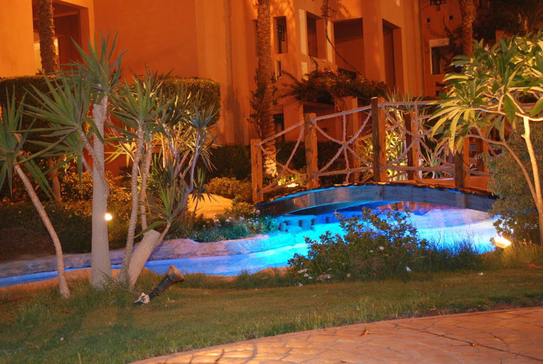 Ogród nocą Rehana Sharm Resort Aqua Park & Spa