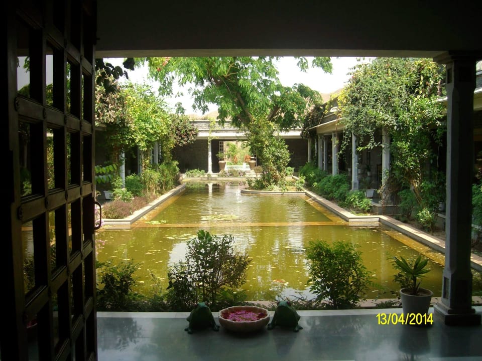 Teich im Innenhof  King's Abode Hotel