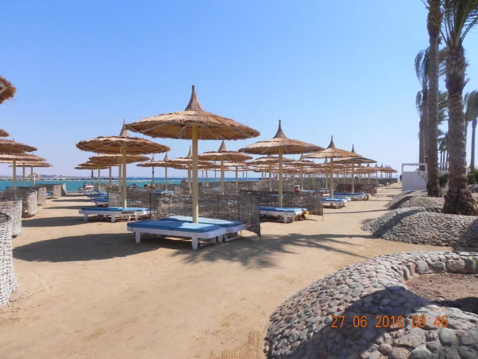 Liegen am Strand. Pickalbatros Alf Leila Wa Leila Resort - Neverland Hurghada