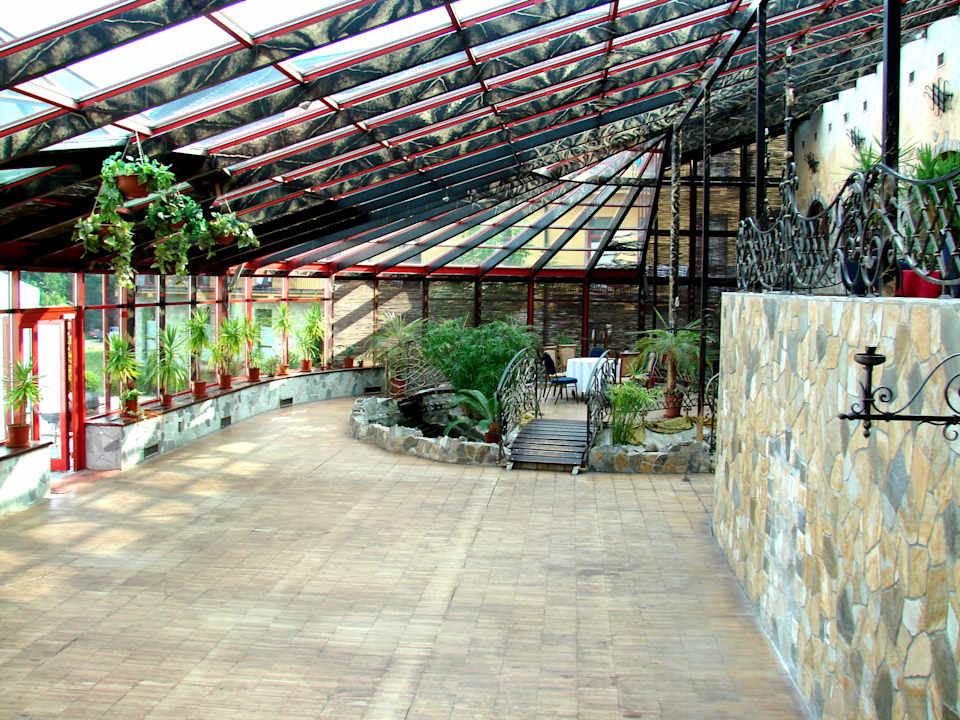 Po lewej wyjście prowadzące na plażę Manor Hotel