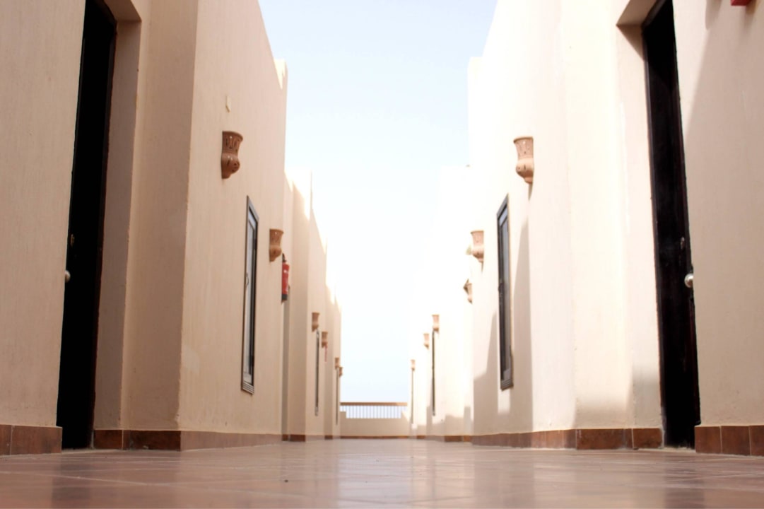 Gang zu den Zimmern Three Corners Sea Beach Resort