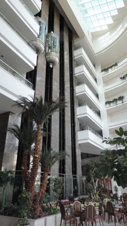 Hotelhalle mit den Liften Saphir Resort & Spa
