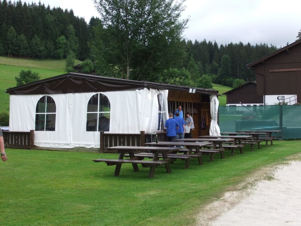 Bar mit Grillmöglichkeit und Sitzplätze Jugendherberge Tirol Funpark Westendorf