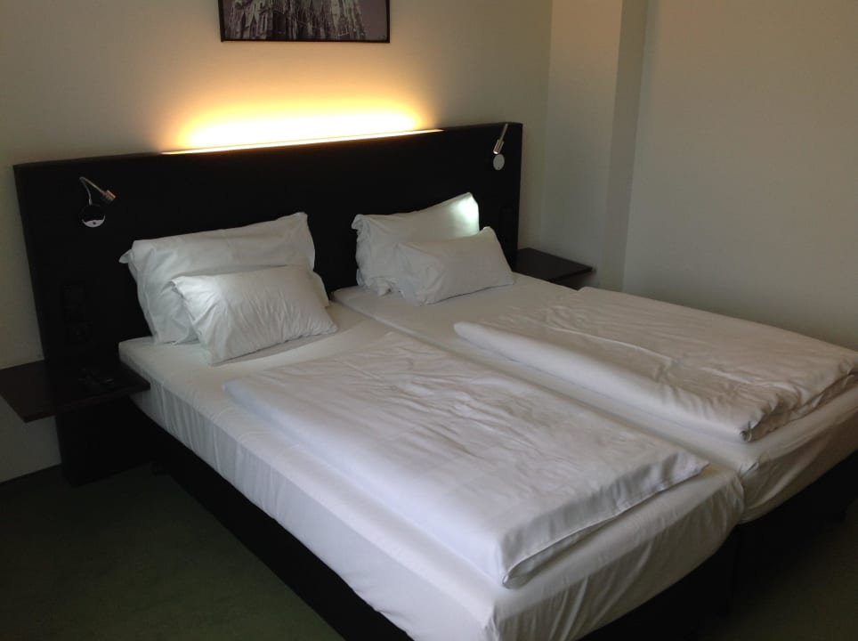 Bett - Zimmer 173  Rainers Hotel Vienna