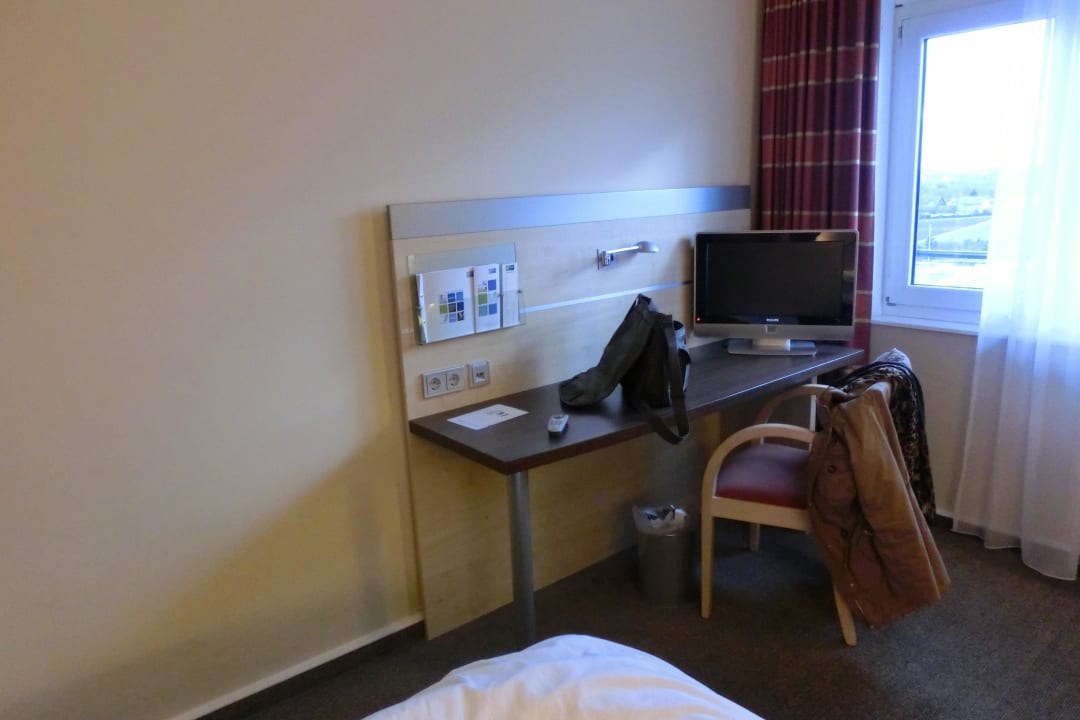 Minischreibtisch mit TV Premier Inn Stuttgart Airport