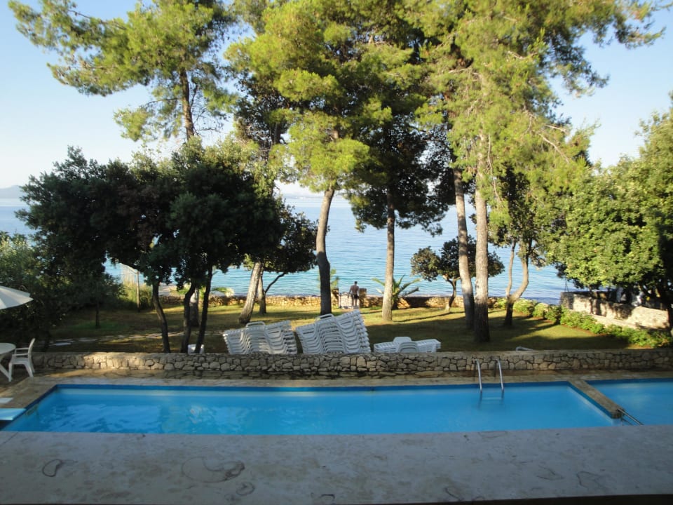 Blick über den Pool und Garten zum Strand Villa Nela