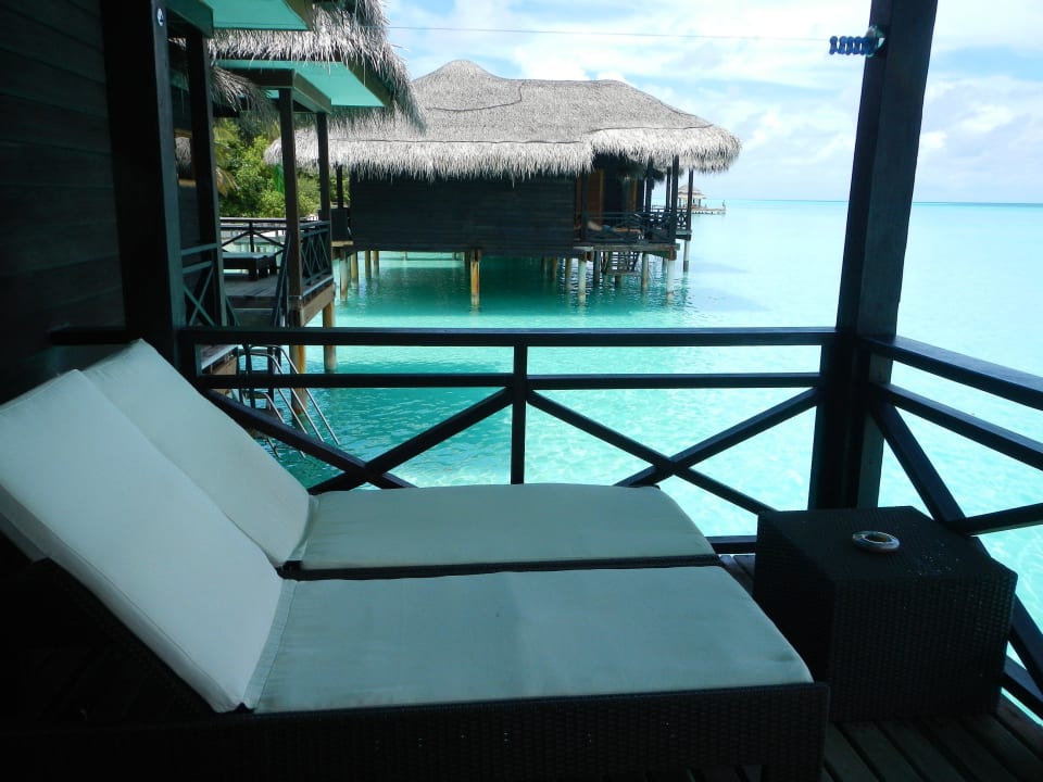 Terrasse mit Liegen Kuramathi Maldives